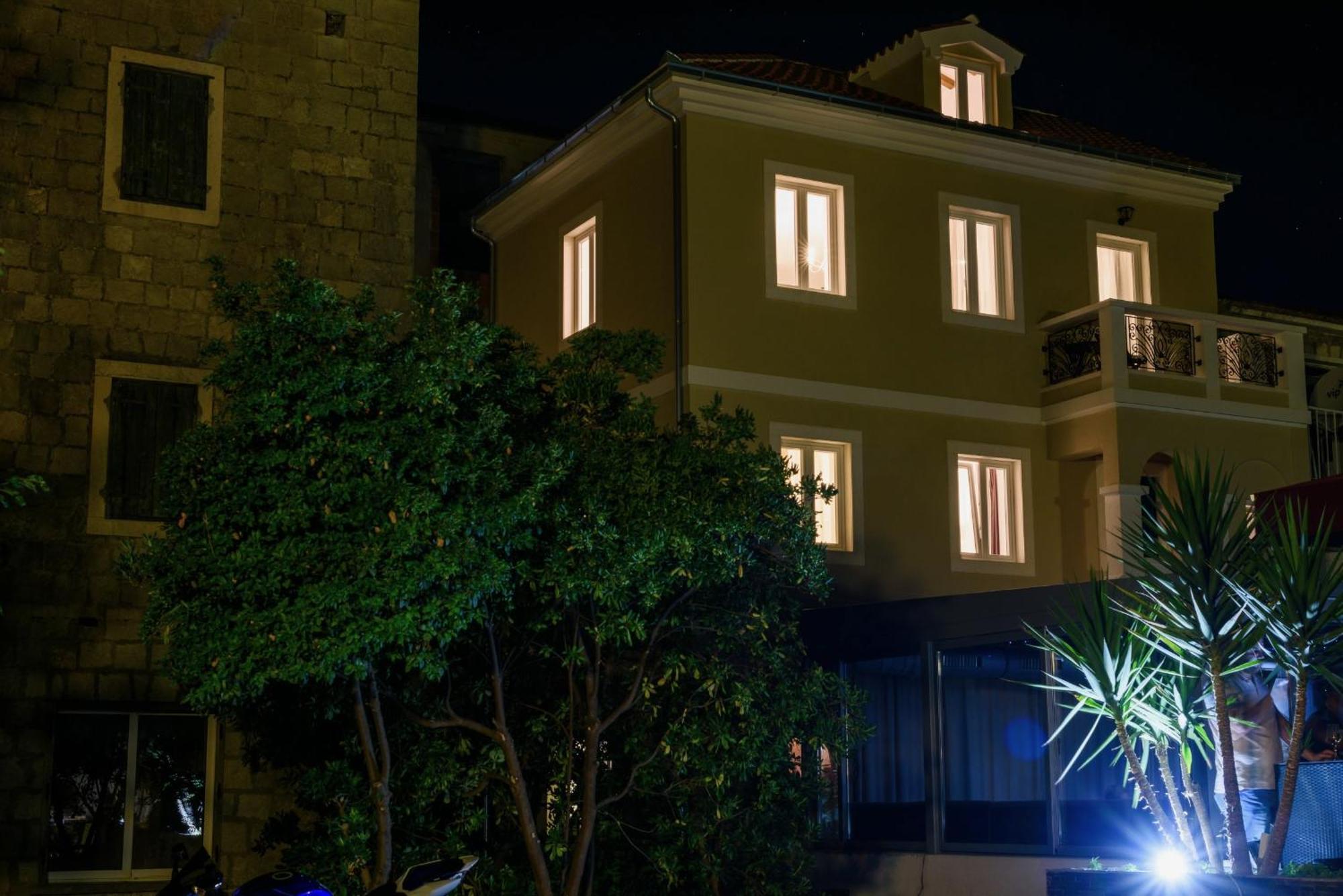 Deluxe Apartment Dobrila Kastela Bagian luar foto