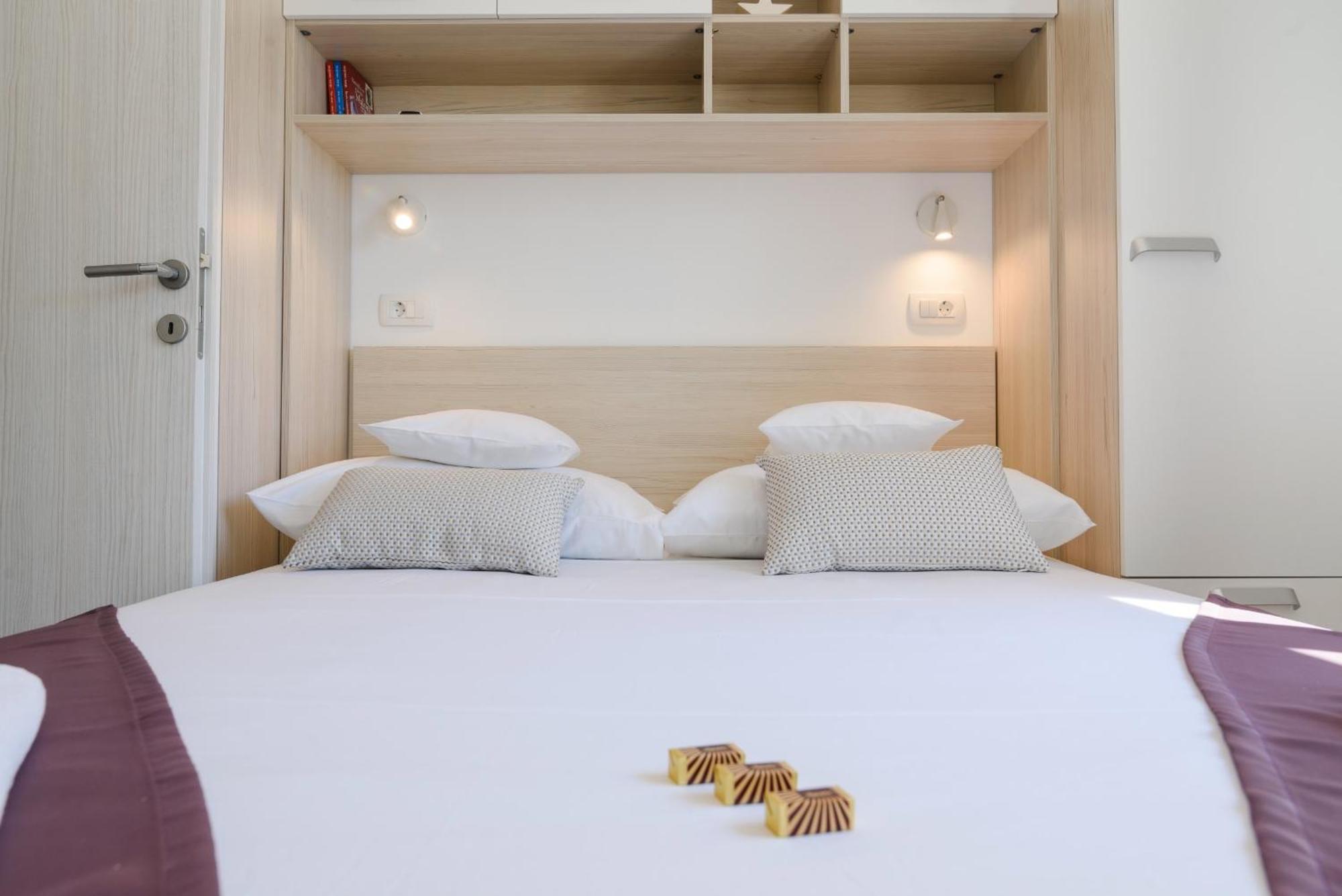 Deluxe Apartment Dobrila Kastela Bagian luar foto